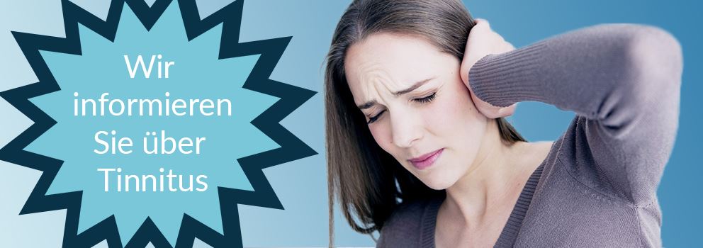 Eine junge Frau mit Tinnitus hält sich vor Schmerz ein Ohe zu. PROAURIS | Jetzt kostenlos beraten lassen